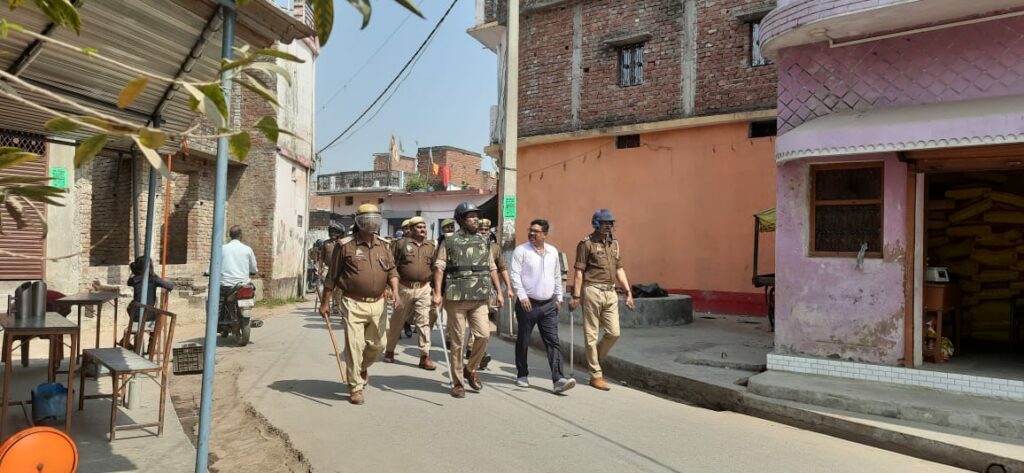 फ्लैग मार्च में एसडीएम सदर मोहम्मद जसीम सीओ अजय सिंह चौहान एसओ सहित भारी फोर्स मौजूद रहे।